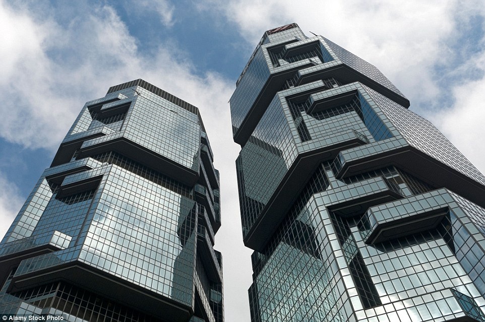 Các tầng trên của tháp đôi này có thể nhìn ra biển, với các cửa hàng bán lẻ và văn phòng làm việc.