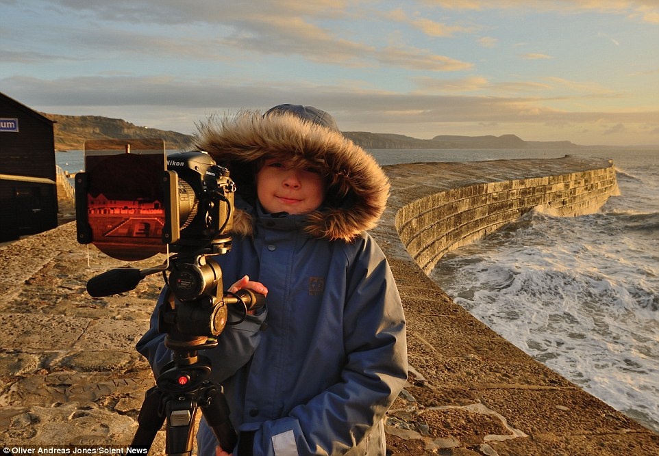 Oliver Andreas ở The Cobb, Lyme Regis, Dorset để thử máy ảnh mới cùng bố.