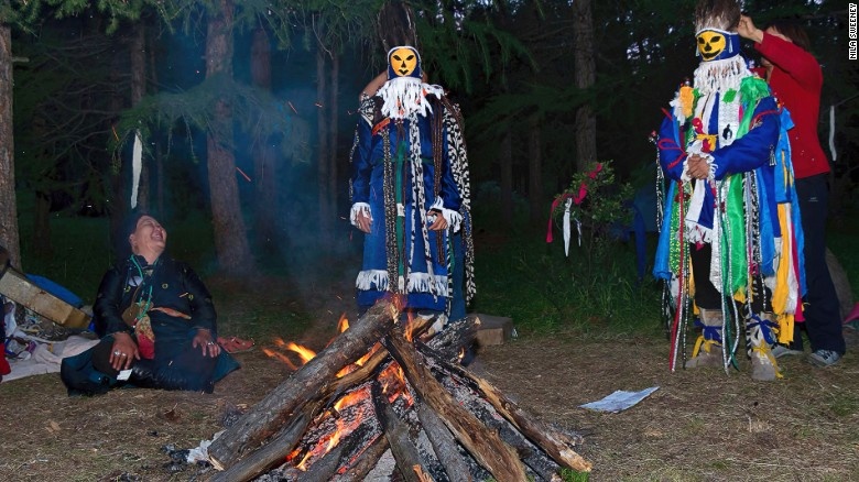 Khoảng 10 tuần, cộng đồng nhỏ bé này lại di chuyển từ đồng cỏ này sang đồng cỏ khác. Người Dukha là một trong số ít những bộ tộc du mục chăn nuôi tuần lộc còn lại trên thế giới.