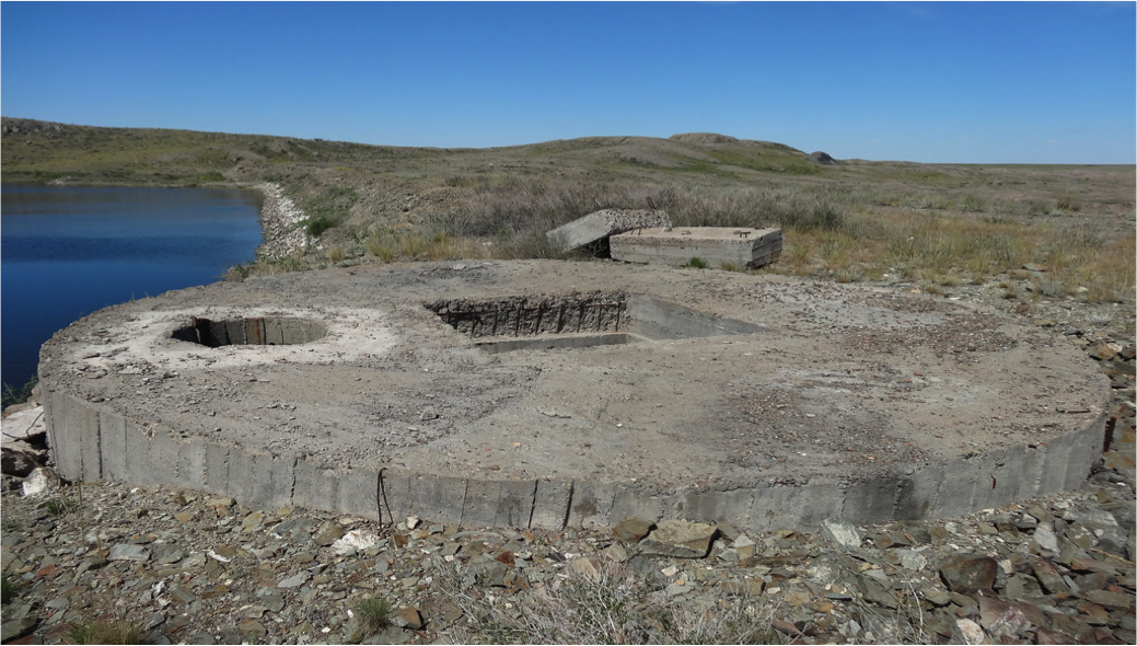 Boongke bê tông gần hồ nước.