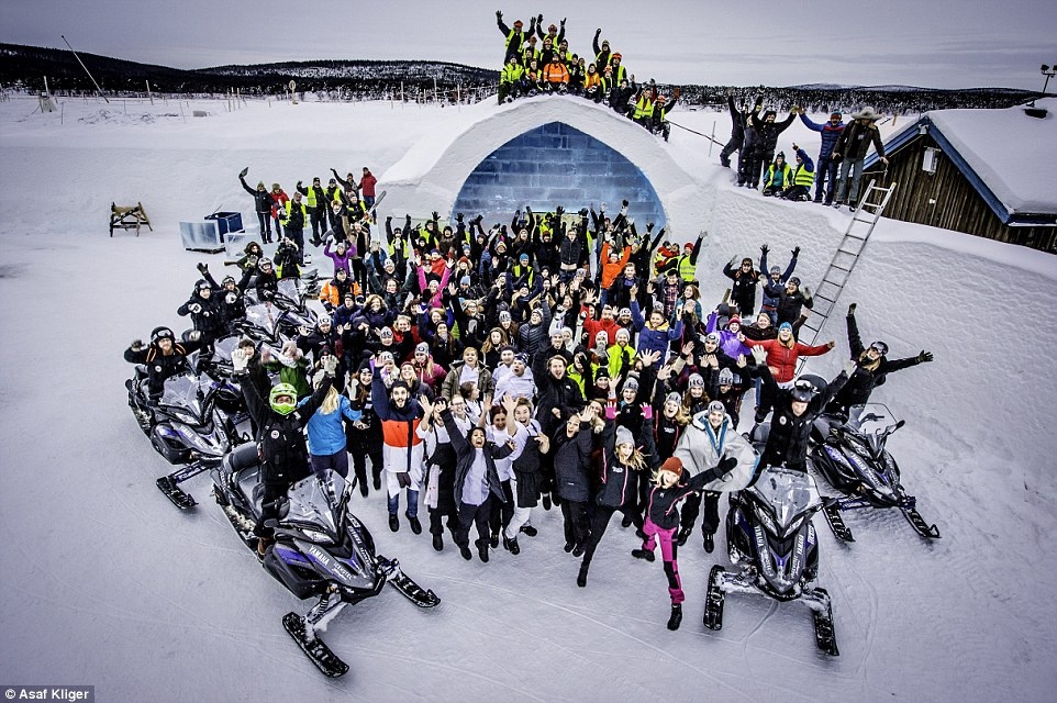 Đội ngũ thực hiện dự án này đã dùng lượng tuyết đủ nặn 700 triệu quả cầu tuyết để tạo ra 19 phòng ngủ với các chủ đề khác nhau, cùng một nhà thờ và quầy bar.