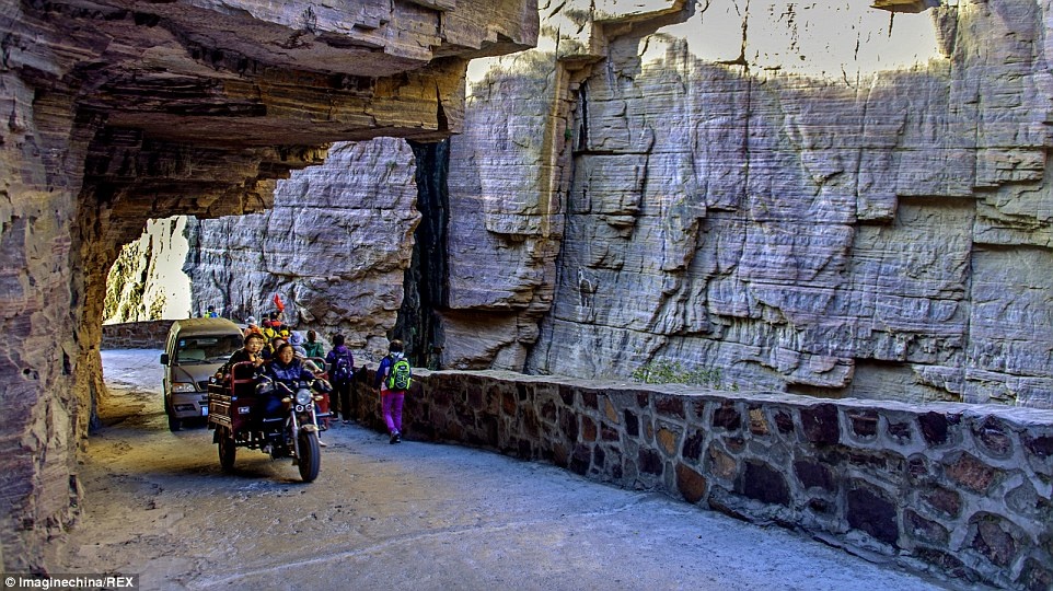 Đó là lần đầu tiên xe ôtô tới được làng Guoliang, mở ra một trang mới nhiều hi vọng hơn cho người dân. Từ năm 2000, đường hầm độc đáo này đã trở thành điểm tham quan thu hút hàng nghìn du khách mỗi năm. Làng Guoliang còn bắt đầu xây dựng các khách sạn để đón tiếp mọi người.