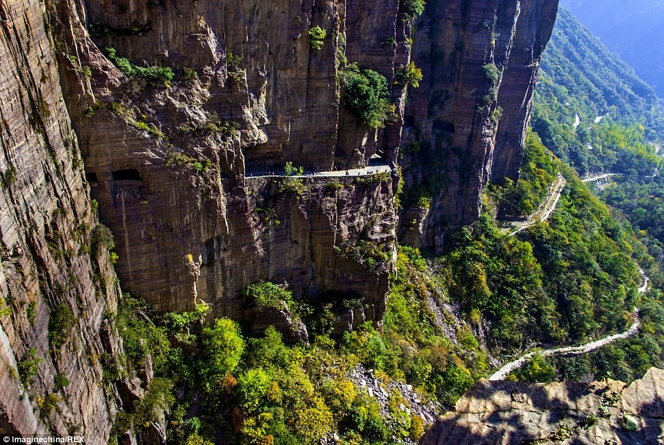 Đường hầm có nhiều “cửa sổ” nhìn xuống thung lũng. Các khoảng trống này được đục để đưa đất đá ra ngoài. Mặt đường và tường hầm rất gồ ghề do người dân làm thủ công.