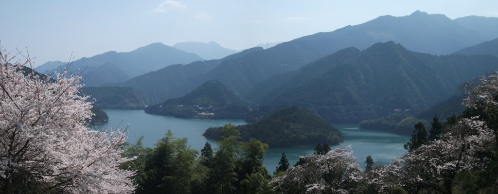 7. Đi theo đường hành hương Shikoku: Trong hơn 1.200 năm qua, người Nhật đã khoác áo trắng và hành hương trên tuyến đường dài 1.350 km, qua 88 đền miếu thờ Phật. Đạo Phật là một trong những tôn giáo quan trọng của Nhật Bản, bắt đầu phổ biến từ thế kỷ 6. Mục tiêu của đường hành hương Shikoku là để tìm được sự thức tỉnh. Người Nhật tới đây vì nhiều lý do, như cầu cho người ốm nhanh khỏi và người thân đã mất được siêu thoát. Không như tuyến đường Kumano, đường Shikoku không cấm phụ nữ. Ảnh: Bondi-acupuncture.