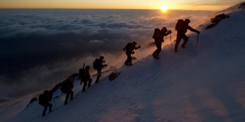 Các lều nghỉ qua đêm mở cửa từ 1/7 tới 27/8 hàng năm. Bạn có thể khởi hành từ chân núi, qua 10 trạm để lên đỉnh, hoặc bắt đầu từ trạm số 5 nơi đường cho xe chạy kết thúc. Nếu leo vào buổi đêm, du khách sẽ được ngắm mặt trời mọc, hoặc bạn có thể đi vào ban ngày và xuống hôm sau. Trong vô số tuyến đường dẫn lên đỉnh Phú Sĩ, đường Yoshida có nhiều dấu tích lịch sử, đền miếu và quán trà cổ nhất. Ảnh: Greenpeace.