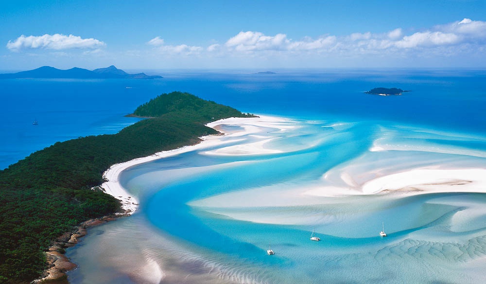 Quần đảo Whitsunday gồm 74 đảo nằm giữa Queensland và Great Barrier nổi tiếng với các loại rùa biển, cá mập và sinh vật biển độc đáo. Phần lớn các đảo đều không có người sinh sống, tạo điều kiện cho du khách tìm thấy bãi biển bí mật cho riêng mình. Ảnh: Australiantraveller.