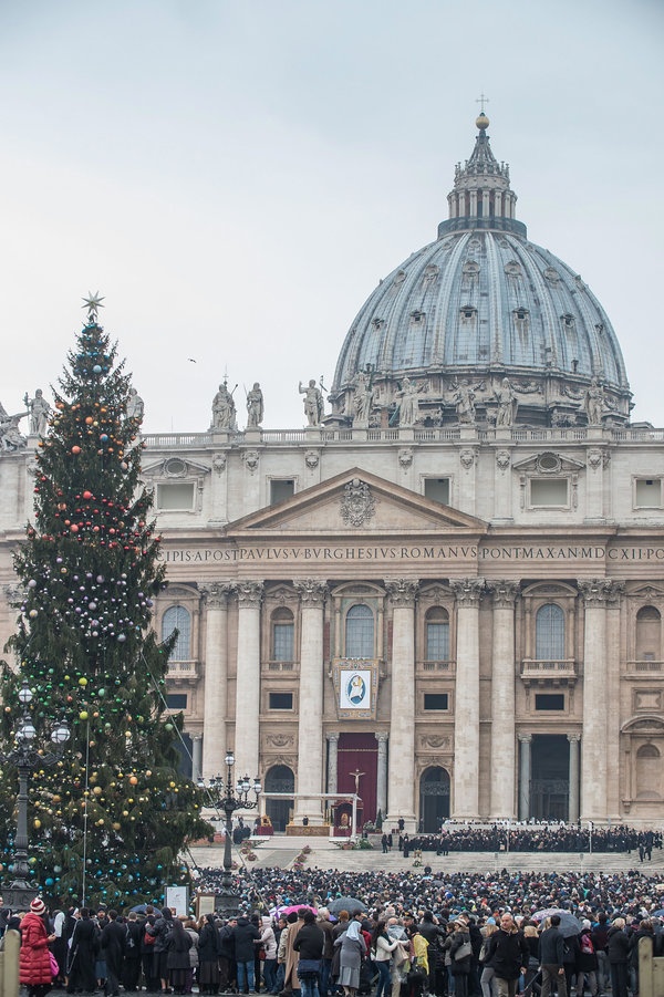 Người dân và các tín đồ tụ họp ở quảng trường St. Peter để tham dự lễ Holy Mass và lễ mở cửa nhà thờ St. Peter vào ngày 8/12 ở Vatican.