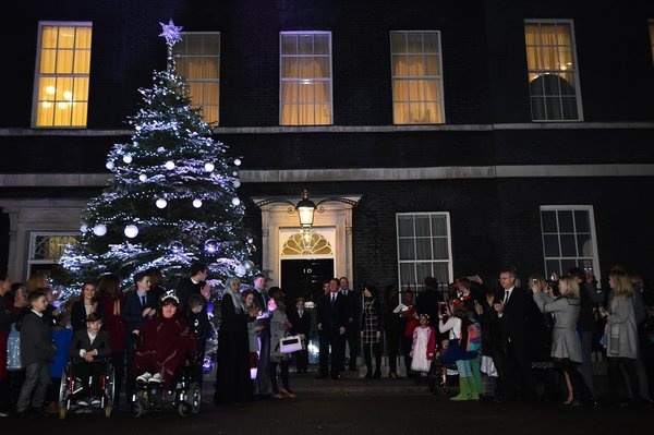 Thủ tướng Anh, ông David Cameron, đứng cạnh cây thông đặt ngoài số 10 phố Downing, London.