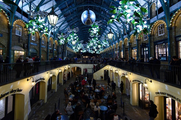 Trần khu chợ Covent được trang trí với các chùm tầm gửi khổng lồ.