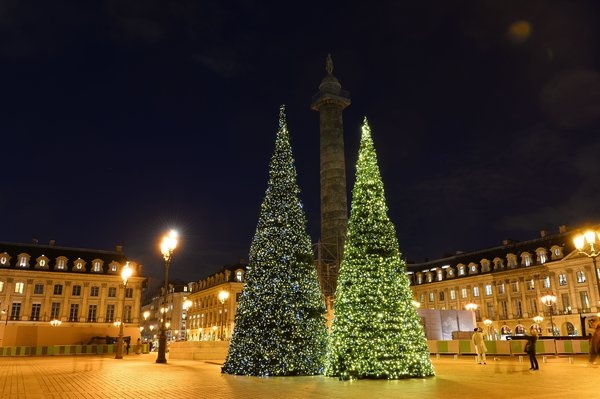 Quảng trường Place Vendome đã có cây thông và đang được chuẩn bị cho Giáng sinh tại Paris, Pháp.