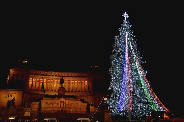 Hình ảnh cờ Pháp trên cây thông ở Rome, Italy, thể hiện sự tiếc thương các nạn nhân thiệt mạng trong vụ khủng bố ở Paris.