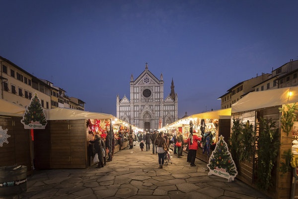 Người dân và du khách háo hức tới khu Santa Croce của Florence, Italy.