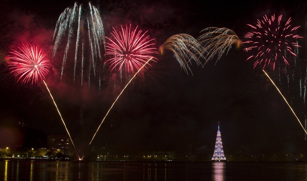 Pháo hoa bừng sáng rực rỡ trên cây thông nổi ở hồ Rodrigo de Freitas ở Rio de Janeiro, Brazil vào ngày 12/12.