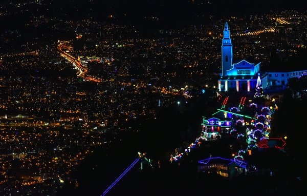 Nhà thờ Montserrate, một điểm hành hương và tham quan đông khách ở Bogota, Colombia, được thắp sáng mừng Giáng sinh.