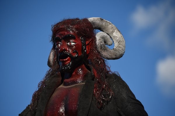 Một hình nộm quỷ dữ trước khi đốt trong lễ hội vào ngày 7/12 ở Antigua, Guatemala.
