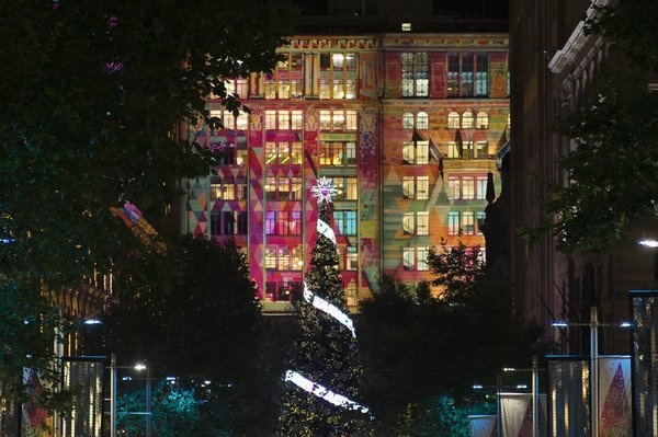 Tòa nhà ở Sydney (Australia) dùng hiệu ứng ánh sáng để trang hoàng đón Giáng sinh.