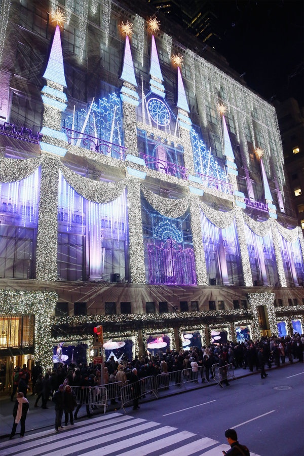 Không khí tưng bừng ở đại lộ Saks Fifth ngày 23/11, New York, Mỹ.