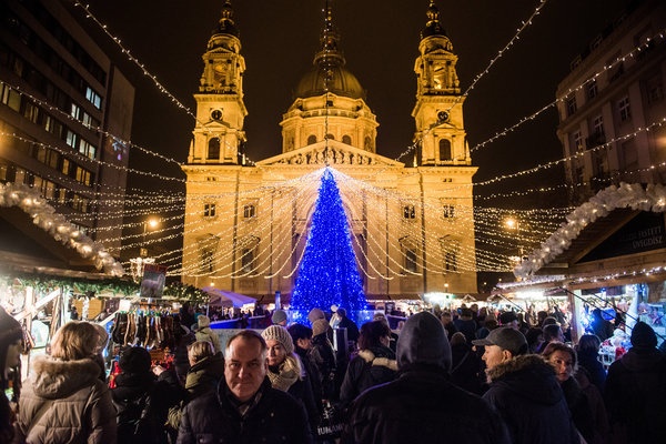 Cây thông Giáng sinh rực rỡ trước nhà thờ St. Stephen ở chợ Giáng sinh, Budapest, Hungary.