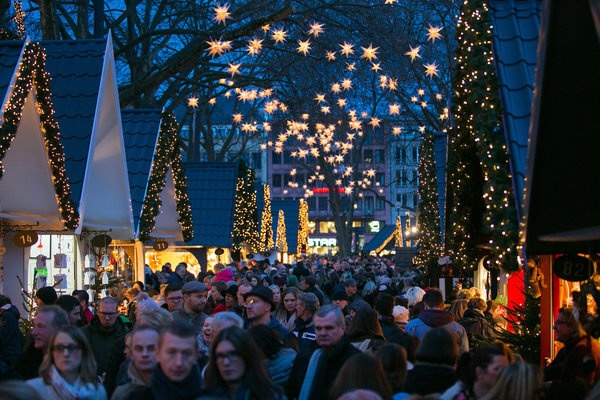 Người dân đi qua những cửa hàng được trang trí đủ sắc màu tại chợ Giáng sinh Cologne.