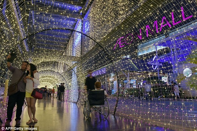 Sự phát triển này không chỉ giúp người dân địa phương giải trí mà còn thu hút sự chú ý của các du khách quốc tế muốn có một trải nghiệm mới lạ.