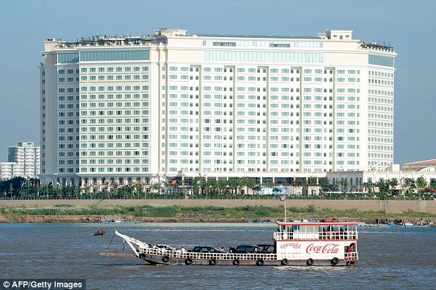 Theo Ngân hàng Thế giới, Phnom Penh chỉ đứng sau Lào ở Đông Ávề tốc độ mở rộng không gian đô thị. Kinh tế của thành phố đã tăng trưởng 6,9% trong năm 2015.