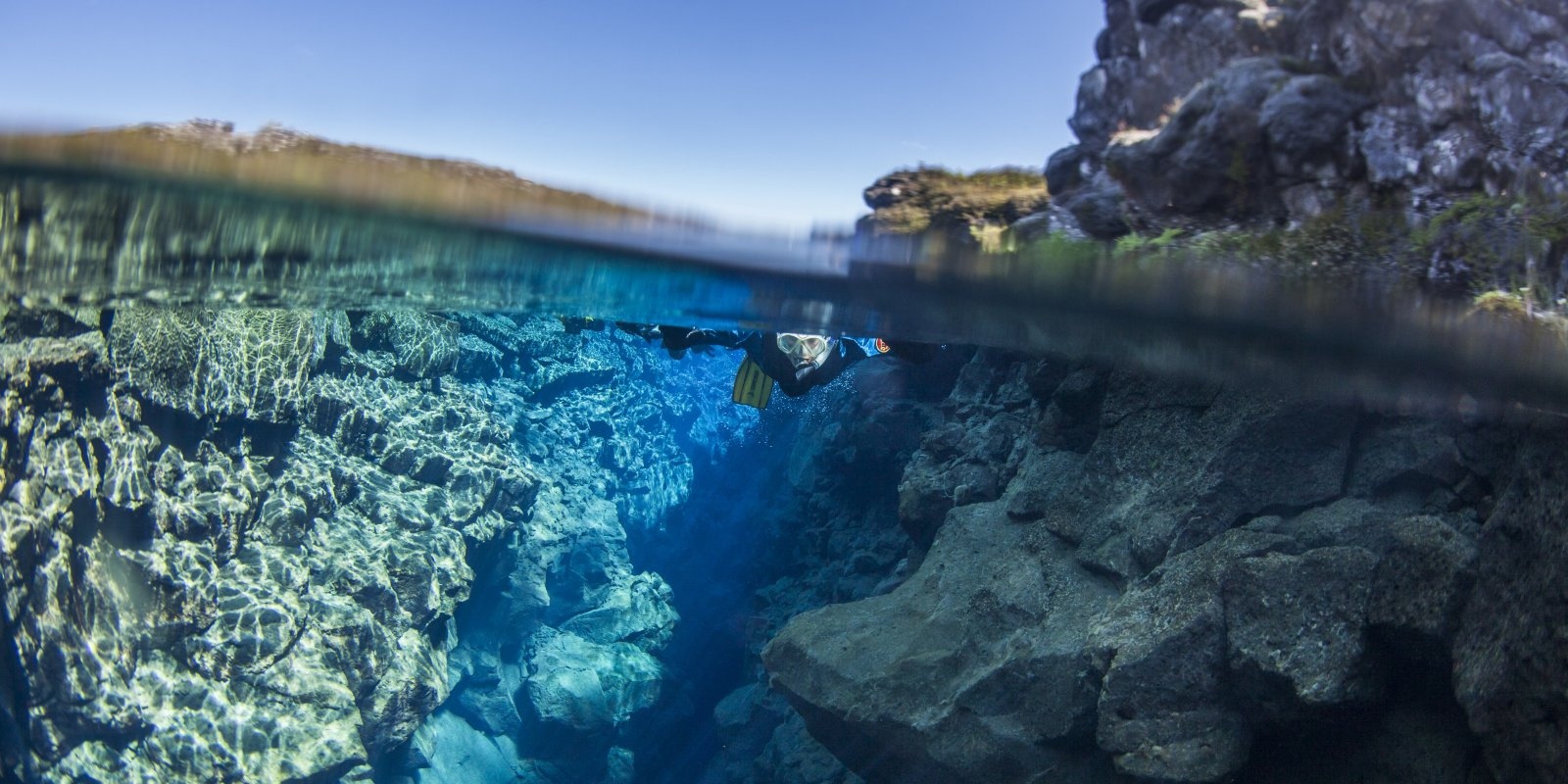 Khi áp suất từ hai mảng kiến tạo dịch chuyển tăng lên, lượng nước trong suốt từ các túi dưới lòng đất dần tràn ra. Ảnh: Grapevine.
