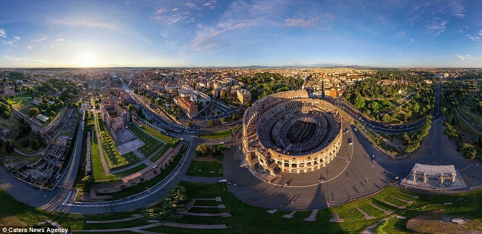 Mở cửa vào năm 80, đấu trường La Mã có sức chứa lên tới 50.000 người, là trung tâm giải trí thời bấy giờ.