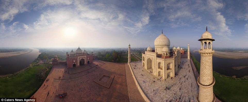 Việc chụp ảnh lăng Taj Mahal từ trên cao đòi hỏi có giấy phép đặc biệt. Nhóm đã phải chờ 2 tháng để có cơ hội chụp bức ảnh tuyệt đẹp này.