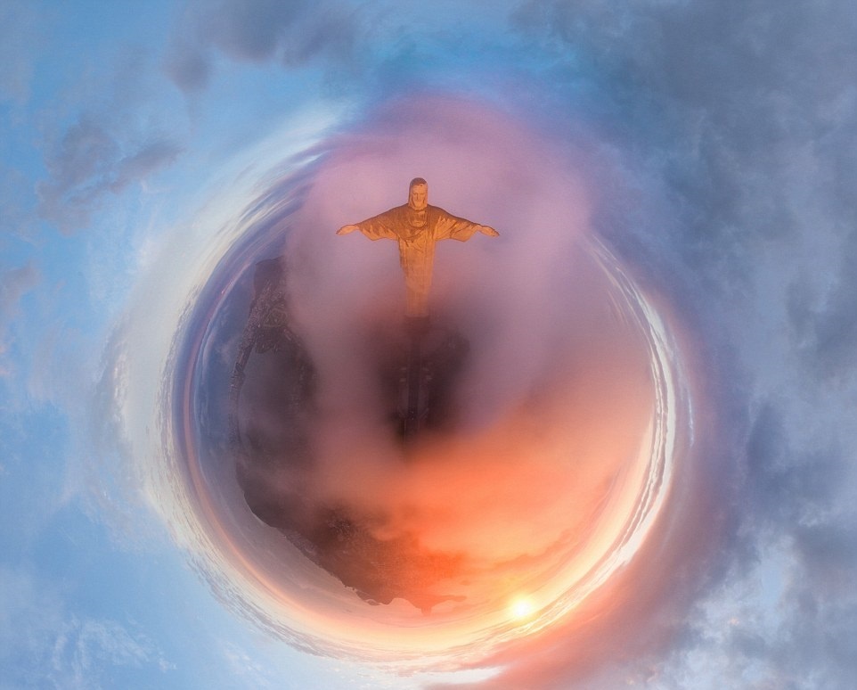 Những đám mây bao quanh bức tượng Chúa Cứu Thế ở Rio de Janeiro, Brazil. Đây là một trong những kỳ quan thế giới mới.