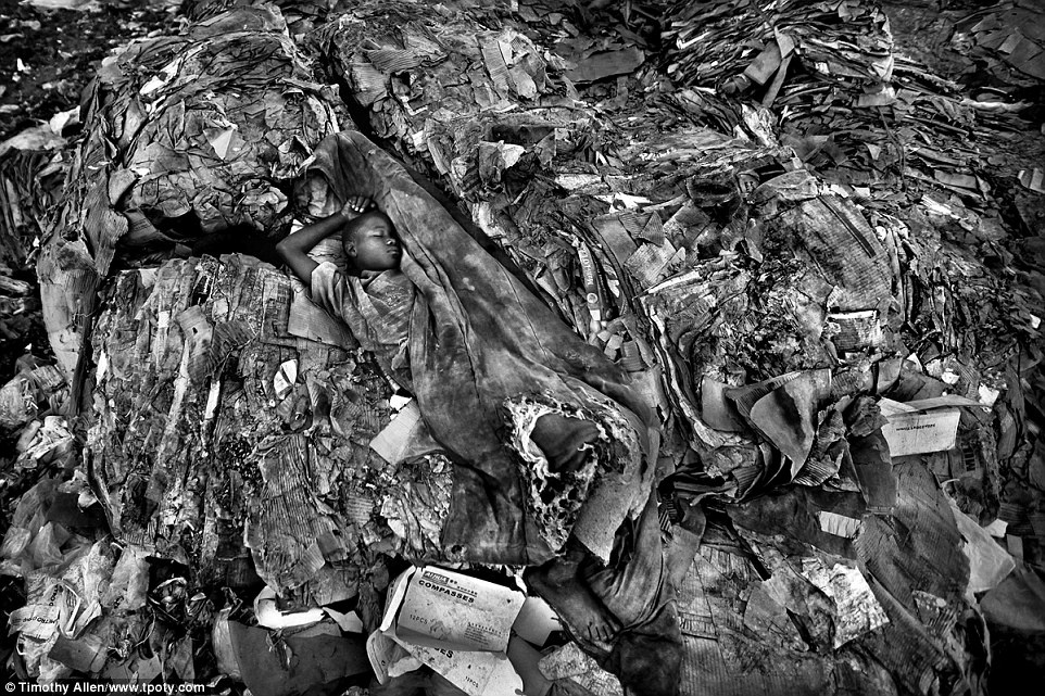 Timothy Allen (Anh) đã đoạt giải ở mục Đơn sắc với tác phẩm cho thấy một lát cắt ám ảnh của cuộc sống tại bãi rác thuộc Mombasa, Kenya.