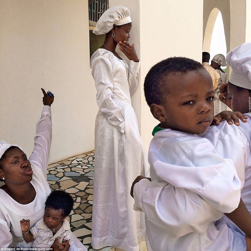 Giải ảnh đẹp nhất chụp bằng điện thoại thuộc về tác giả Edgard de Bono (Italy), thể hiện nhiều sắc thái của người dân thành phố Benin, Nigeria.