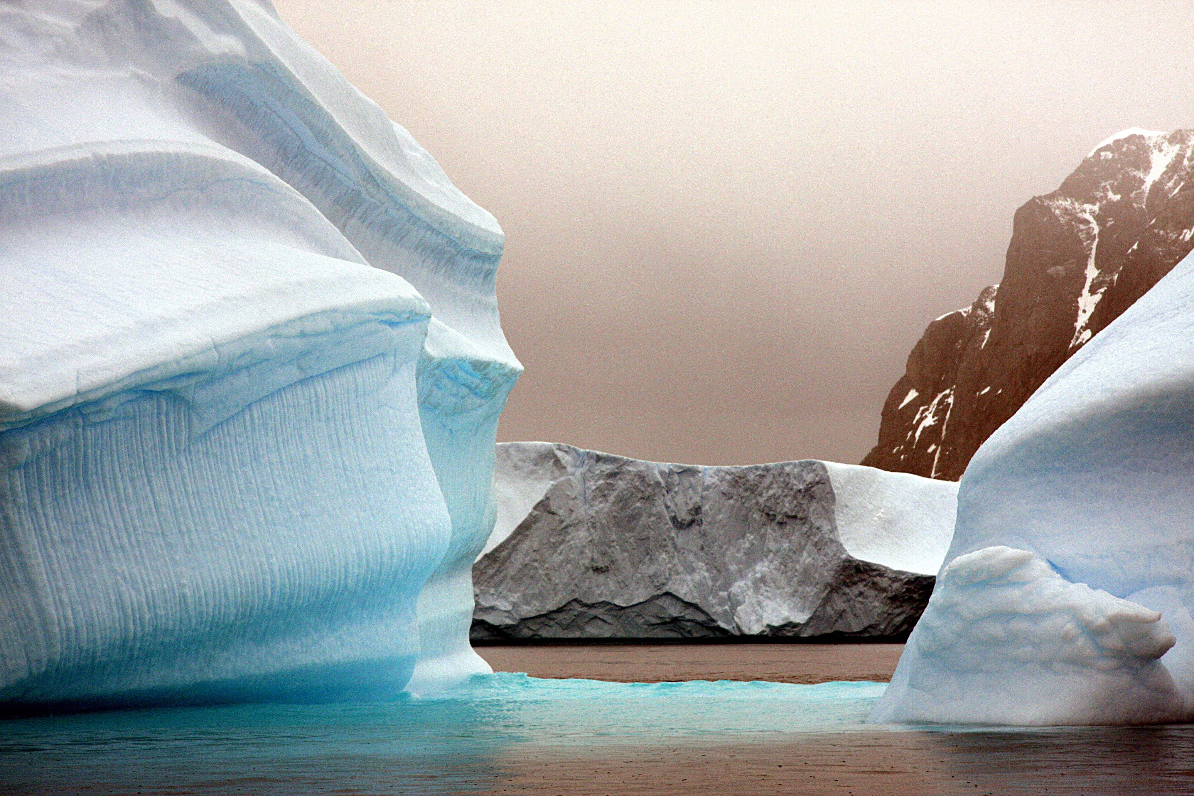 Những tác phẩm điêu khắc tuyệt vời bằng băng của tạo hóa ở Nam Cực. Ảnh: Nori Jemil.