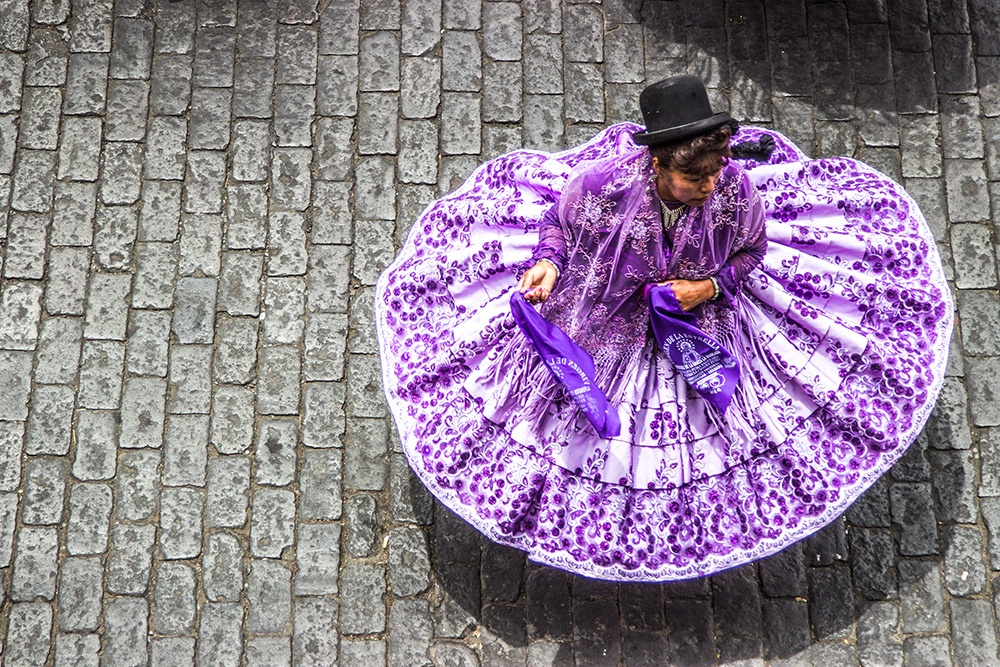 Một người phụ nữ trong vũ điệu sôi động ở Arequipa, Peru. Ảnh: Kiki Deere.