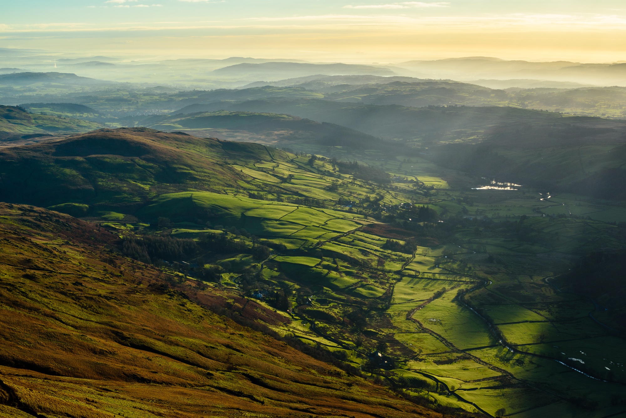 Sương sớm mỏng manh lan tỏa trên quận Hồ ở Anh. Ảnh: Jon Sparks.