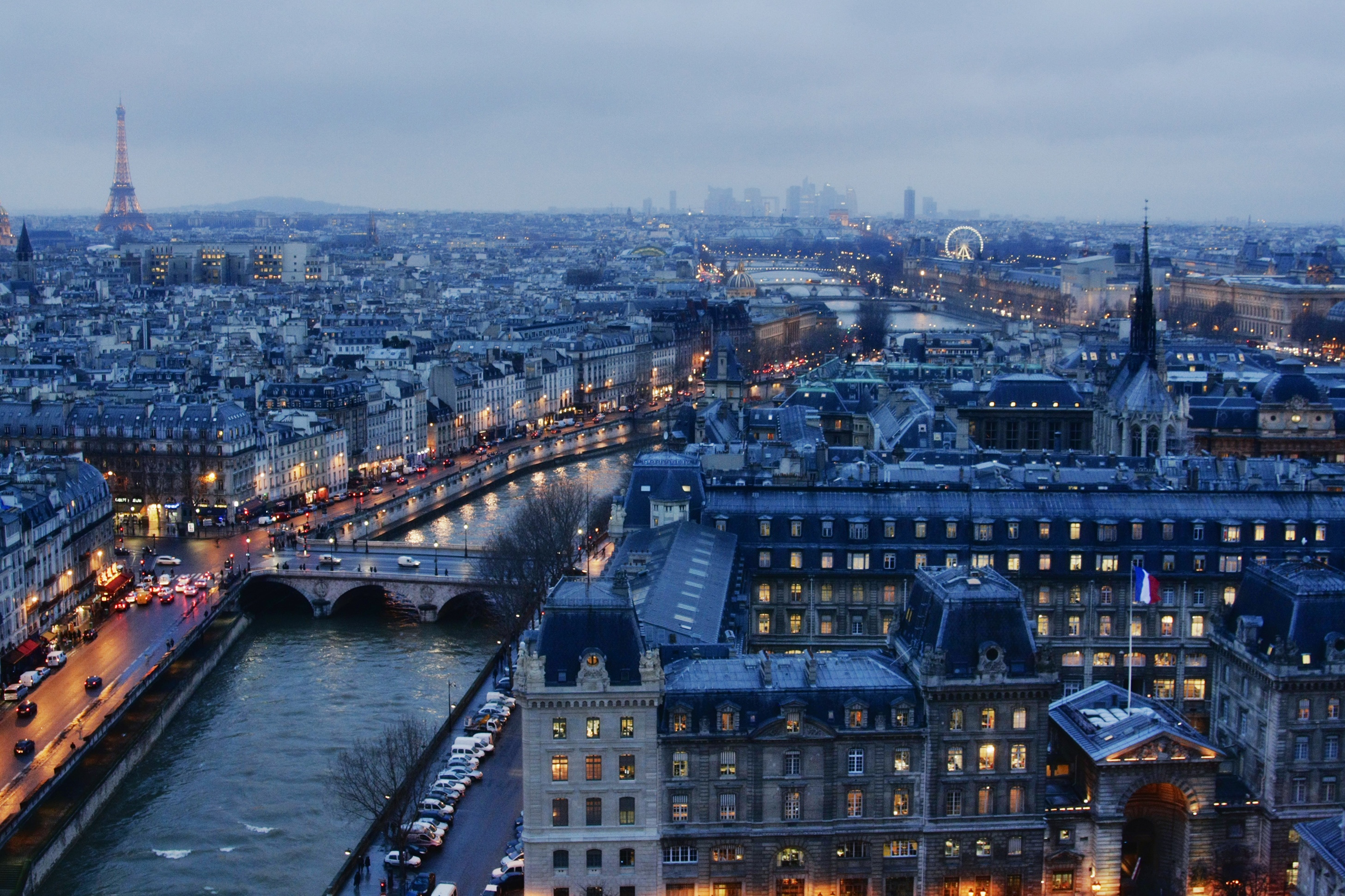 Màn đêm buông xuống thành phố Paris, Pháp. Ảnh: Kaamna Patel.