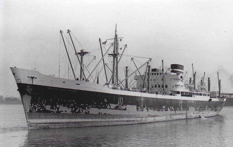 Trong Cuộc chiến  6 ngày năm 1967 giữa Ai Cập và Israel, kênh đào Suez bị đóng cửa, chặn cả hai đầu bằng mìn và tàu chìm. Lúc đó, 15 tàu chở hàng quốc tế đang kẹt giữa kênh ở hồ Great Bitter. Các tàu phải ở đó suốt 8 năm. Họ lập hẳn một cộng đồng nổi, tổ chức các trận đấu thể thao và sự kiện giải trí. Thậm chí, họ còn có cả tem riêng và hệ thống giao thương nội bộ. Cuối cùng, các tàu được rời kênh vào năm 1975, nhưng chỉ có hai tàu đủ sức thực hiện nốt hành trình. Ảnh: 7seasvessels.