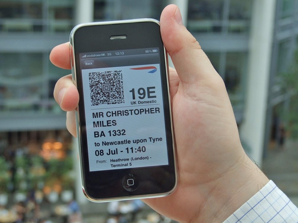 Làm thủ tục check in trước: Hãy cố gắng để có càng ít việc phải làm ở sân bay càng tốt. Thay vì xếp hàng chờ lấy vé lên máy bay, bạn có thể check in trước qua mạng. Sau đó, bạn có thể in vé hoặc thậm chí chỉ cần giữ bản vé điện tử trên điện thoại để lên máy bay.