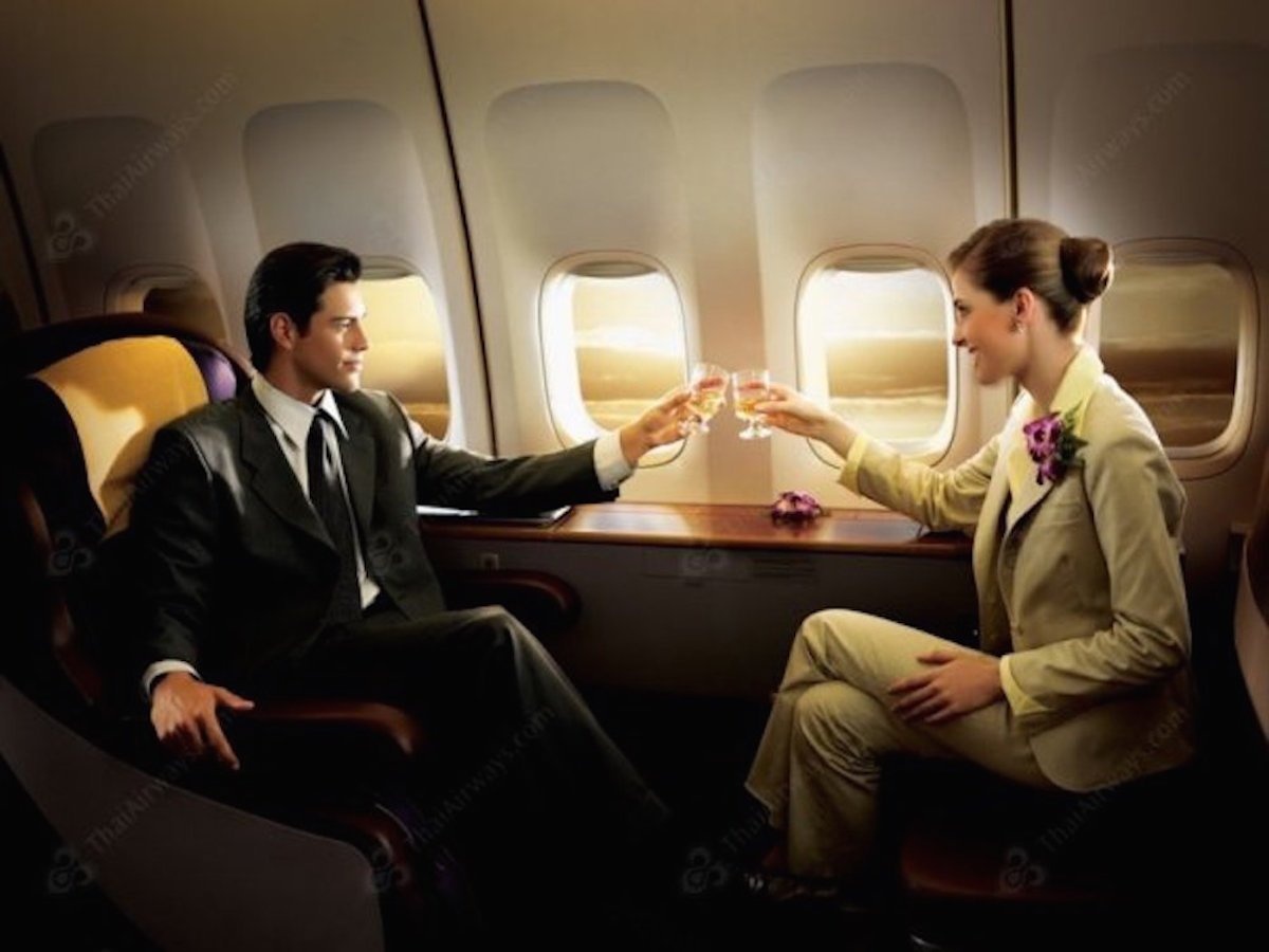 Không gian trong khoang rộng rãi, tiện nghi, cùng dịch vụ đi kèm luôn sẵn sàng cho du khách.