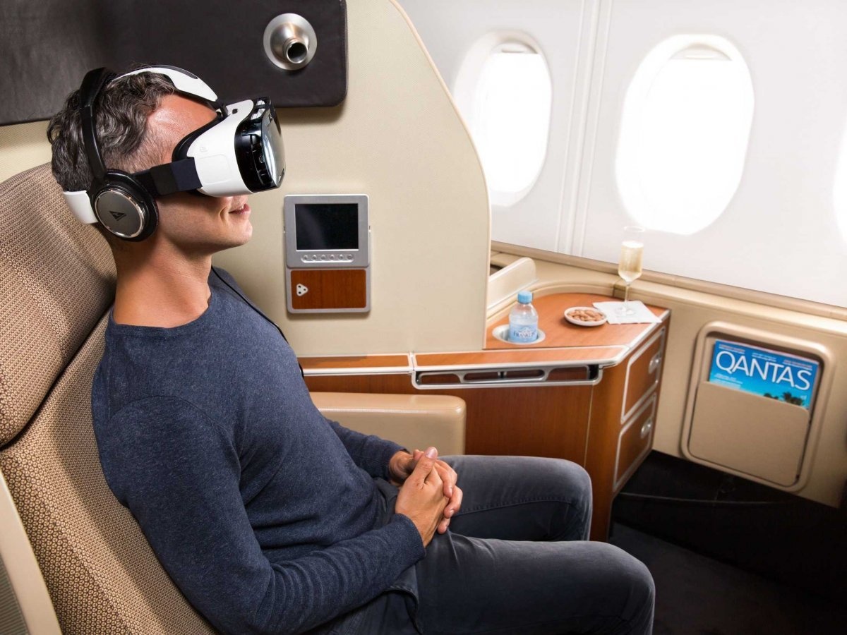 Khách khoang hạng nhất có thể giải trí bằng công nghệ tối tân như thực tế ảo. Nếu có thời gian, bạn còn có thể đăng ký massage ở spa của phòng chờ trước khi lên máy bay.