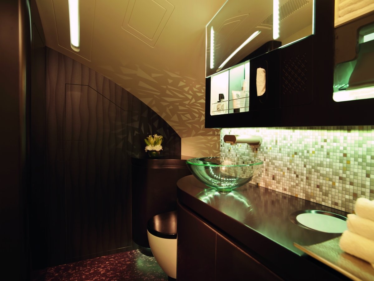 Phòng tắm của Etihad có đủ mọi thứ du khách cần, thậm chí còn có áo choàng tắm chuẩn bị sẵn.