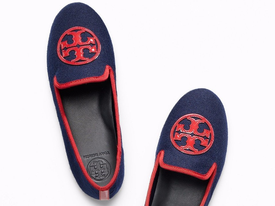 Đi giày lười: Một số sân bay yêu cầu hành khách phải cởi giày khi kiểm tra an ninh. Giày lười vừa thoải mái, vừa thuận tiện cho bạn.