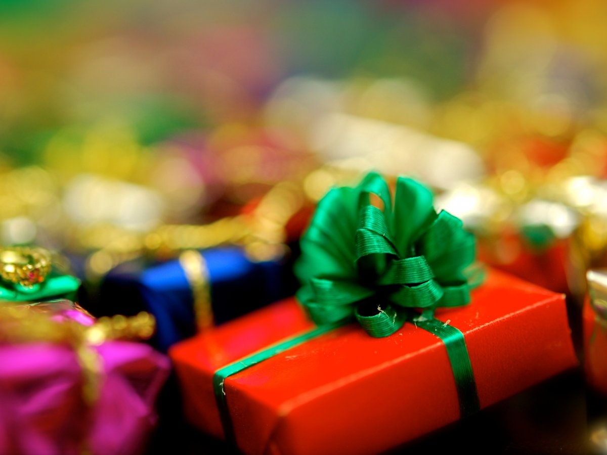 Nếu đem theo quà, đừng bọc chúng: Bạn có thể sử dụng dịch vụ bưu điện để chuyển quà trước thay vì để trong hành lý lên máy bay. Nếu cần đem theo, đừng bọc chúng lại vì có thể nhân viên an ninh sẽ yêu cầu bạn mở ra kiểm tra. Cục An ninh giao thông Mỹ cho biết: “Bạn được phép đem theo quà đã bọc, nhưng chúng tôi khuyên bạn là đến nơi rồi hãy làm điều đó. Nếu trong số quà có gì đó cần kiểm tra, chúng tôi sẽ phải mở ra. Điều đó sẽ khiến mọi việc mất nhiều thời gian hơn và người khác phải chờ đợi.