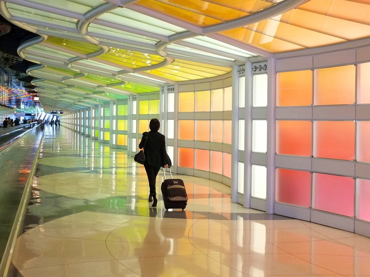 Để giày ở đáy vali: Cách này sẽ giúp dồn trọng lượng xuống bánh xe của vali, khiến bạn dễ dàng di chuyển hơn, đặc biệt là nếu cần chạy vội tới cổng lên máy bay.