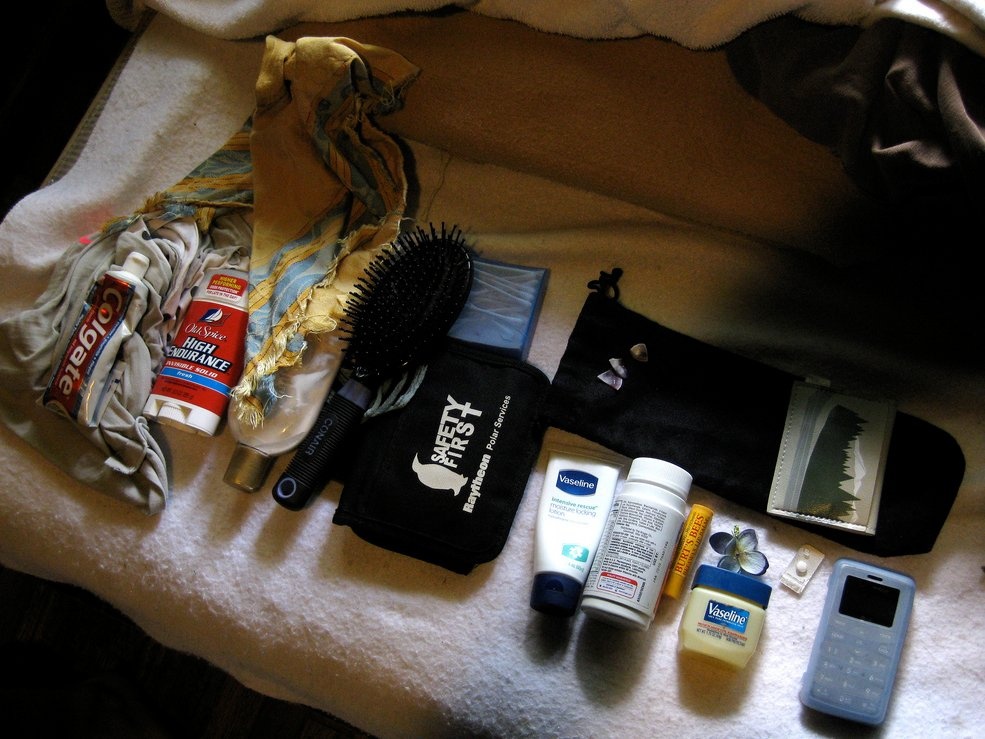 Chuẩn bị túi đồ cần thiết: Để không mất thời gian chia dầu gội, sữa tắm vào các lọ nhỏ trước khi lên đường, bạn nên để sẵn một túi đồ chuyên dành cho khi đi du lịch. Bạn có thể mua dạng mẫu thử hoặc cỡ nhỏ những loại hay dùng, cho tất cả vào một túi riêng. 