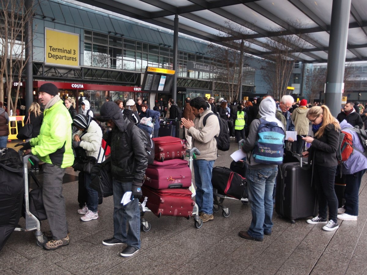 Lam gi de nhanh chong xong thu tuc len may bay? hinh anh