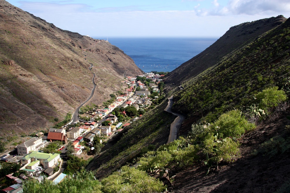 14. St. Helena, Lãnh thổ hải ngoại thuộc Anh: Hòn đảo xinh đẹp này giống như một thiên đường trú ẩn nơi hạ giới. Du khách chỉ có thể tới đây bằng máy bay. St. Helena là nơi lý tưởng cho những ai muốn có một kỳ nghỉ bình yên, tĩnh lặng.