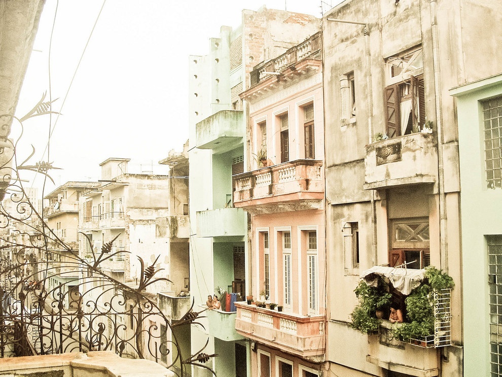 5. Havana, Cuba: Sau khi lệnh cấm vận được nới lỏng, ngành công nghiệp du lịch của Cuba phát triển mạnh, cho du khách mê sự sang trọng và phiêu lưu cơ hội khám phá thủ đô ấn tượng Havana. Ẩm thực Cuba thì không phải bàn về độ ngon, ngoài ra Cuba còn có bầu trời sao trong vắt buổi đêm và những bãi biển đẹp như thiên đường.