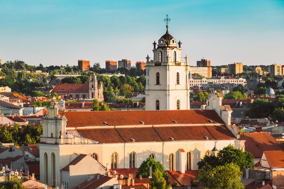 6. Vilnius, Lithuania: Lithuania có vẻ là một cái tên khá xa lạ, nhưng quốc gia này có một bề dày lịch sử và kiến trúc ấn tượng, những khu rừng hoang sơ, bãi biển đẹp và đồ ăn hấp dẫn. Thủ đô Vilnius của Lithuania được UNESCO công nhận là Di sản thế giới.