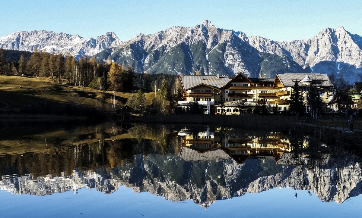 Dãy núi phản chiếu trên mặt nước của hồ nhỏ làng Seefeld, miền Tây nước Áo. Ảnh: Dominic Ebenbichler/Reuters.