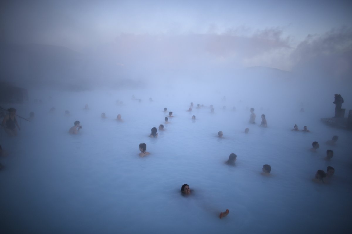 Du khách thư giãn trong suối nước nóng Blue Lagoon ở Iceland. Ảnh: Stoyan Nenov/Reuters.